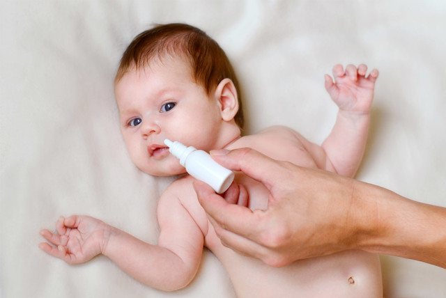 Грудное молоко от насморка у грудничков: лечение и можно ли капать