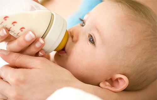 как правильно кормить новорожденного смесью из бутылочки