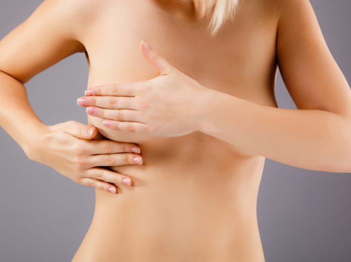 Легкая ассиметрия в груди у женщины
