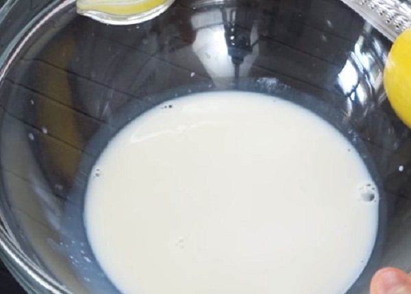 Миска с налитым молоком