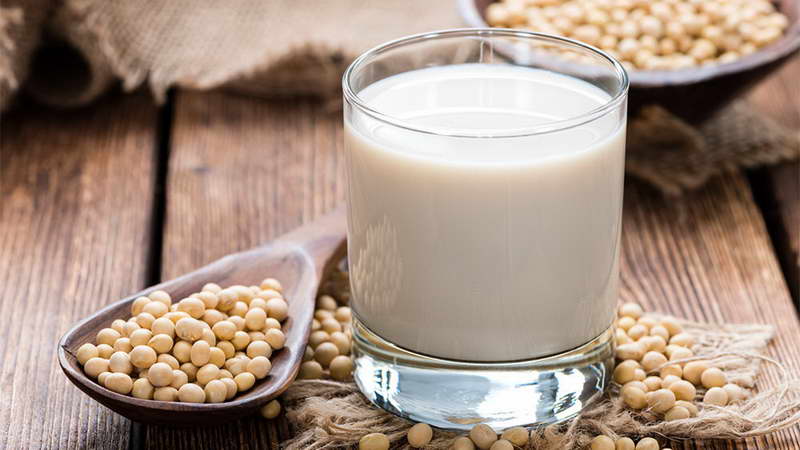 Можно ли употреблять сою и соевое молоко при грудном вскармливании
