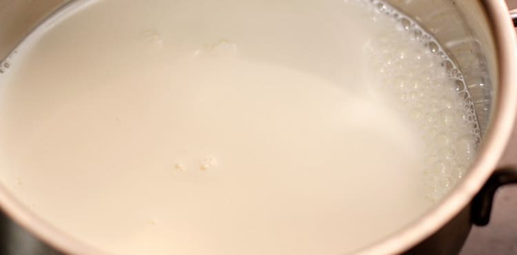 Перед тем как приготовить молочный кисель на крахмале, закипятите молоко.