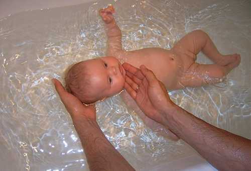 Почему нельзя купать малыша во взрослой ванне?