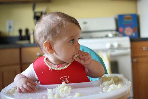 Ребенок ест цветную капусту