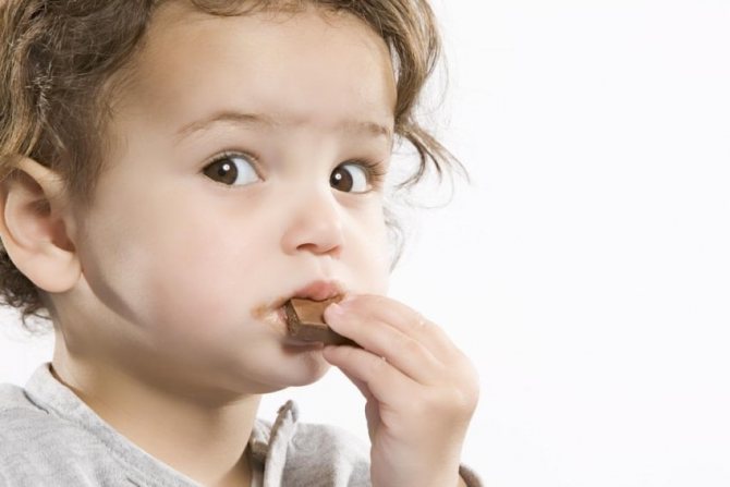 Ребёнок кушает шоколад