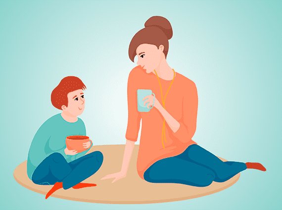 ребенок с мамой пьет чай