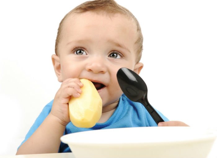 ребенок жует еду