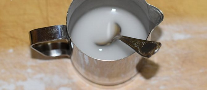 Залейте водой крахмал, перед тем как приготовить молочный кисель